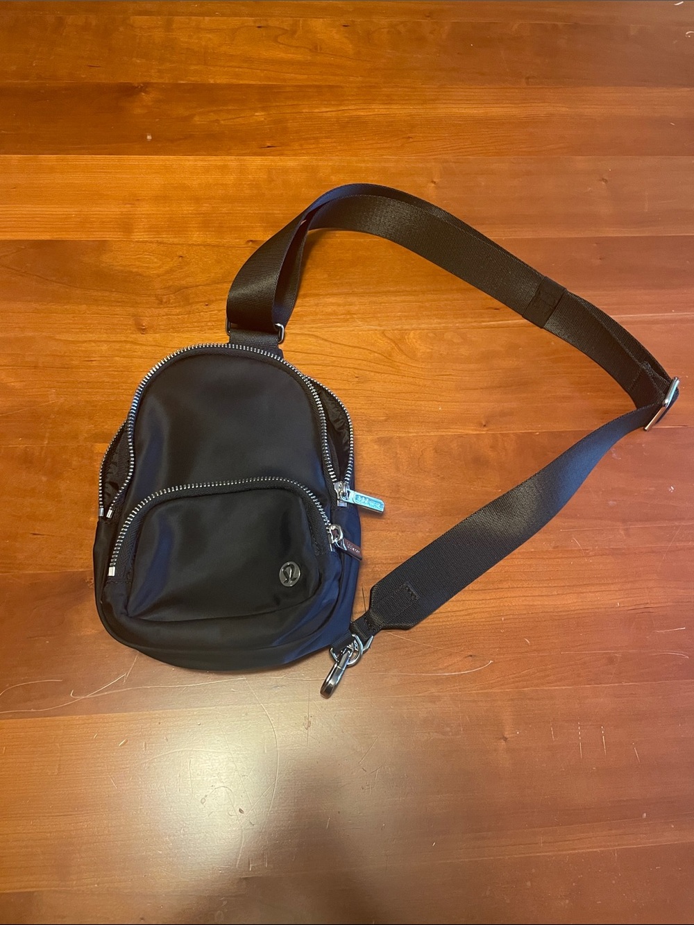 lululemon athletica Everywhere Sling Bag Small 2L - Picture 6 of 10
